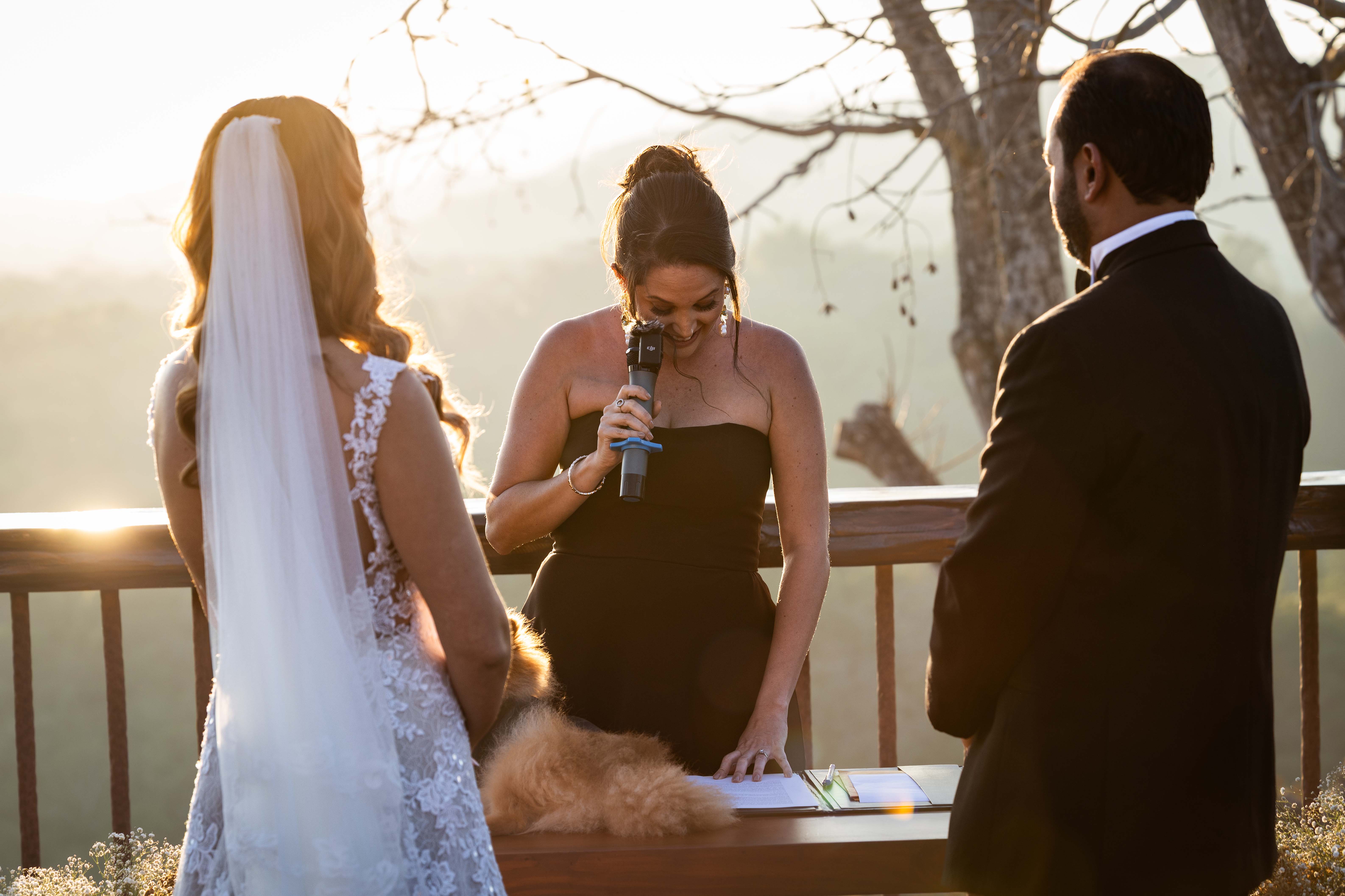 Novia emocionada y sonriendo durante los votos matrimoniales