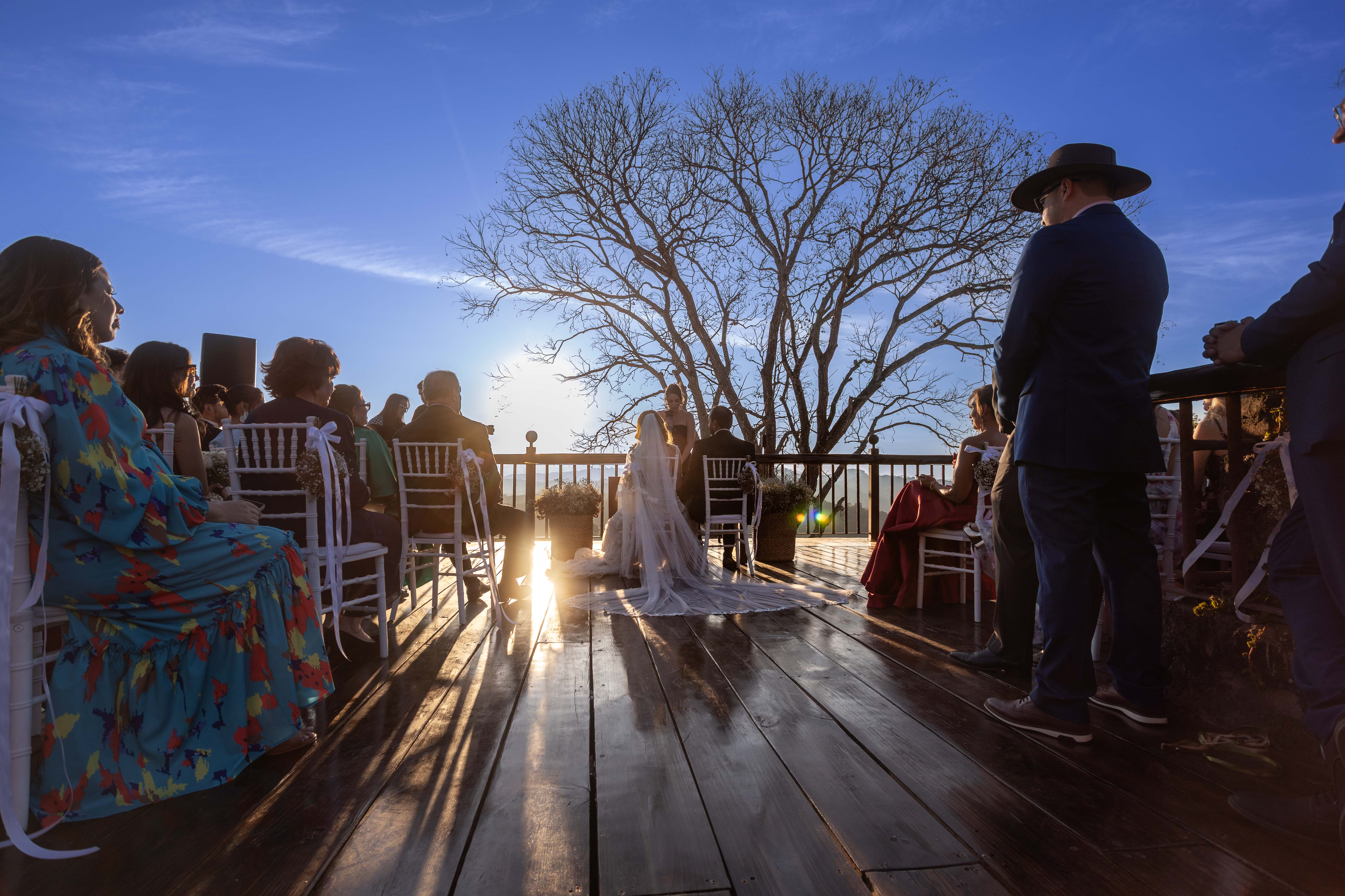 Perspectiva de invitados esperando ceremonia al aire libre