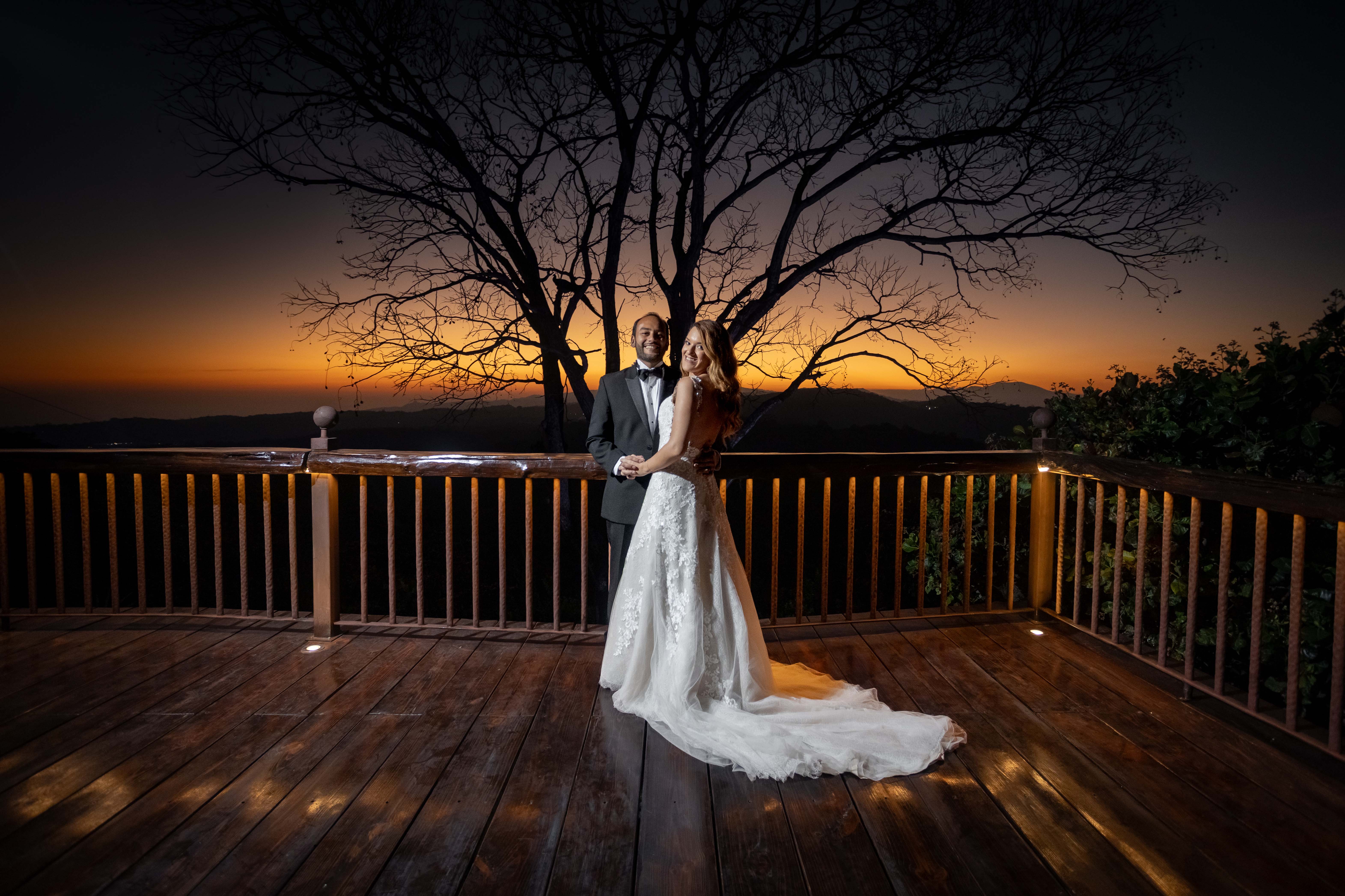 Novios al atardecer en El Salvador