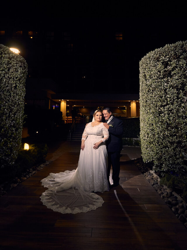Retrato vertical de novia elegante sonriendo antes de la ceremonia