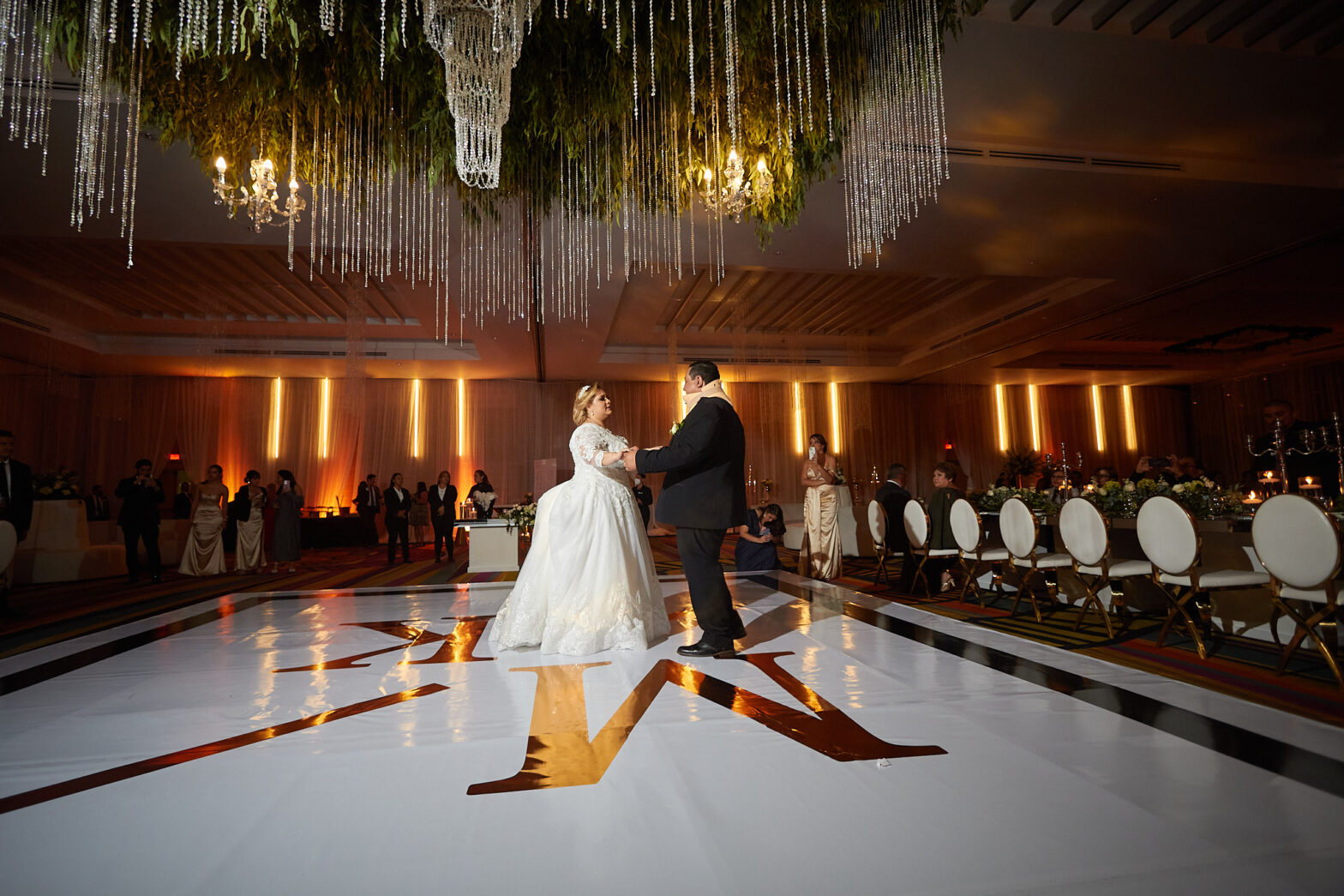 Pareja bailando en la recepción